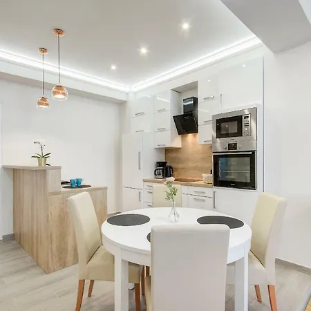 Deluxe Parkside Apartment